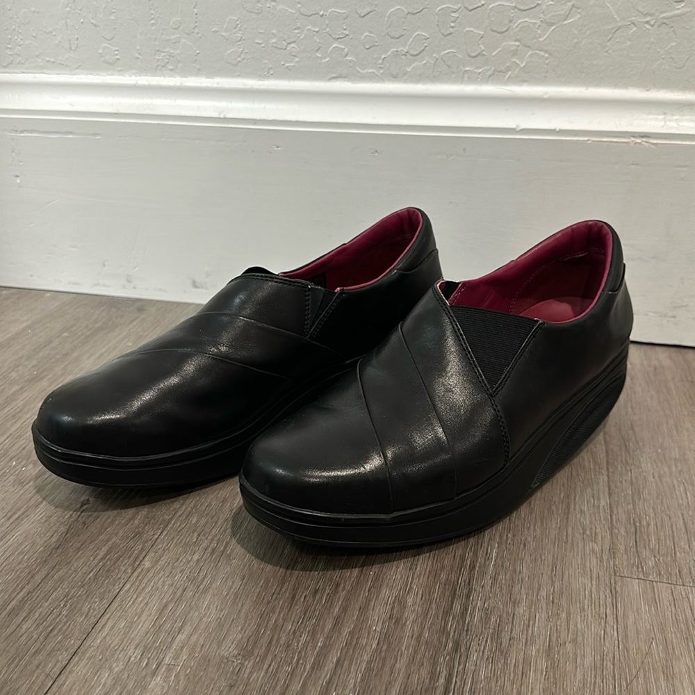 MBT black red loafers Business Shoe Size 9. Very good condition